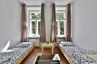 Гостевой дом Laisves Avenue Hostel Каунас Двухместный номер с 2 отдельными кроватями и общей ванной комнатой-1